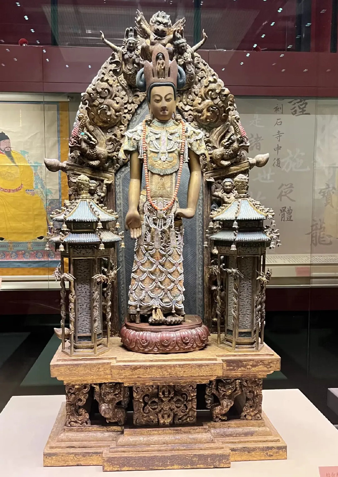 故宫与西藏文物联展‘祥开万象’里的檀香木观音，是藏汉工艺交融的千年对话。老山檀香