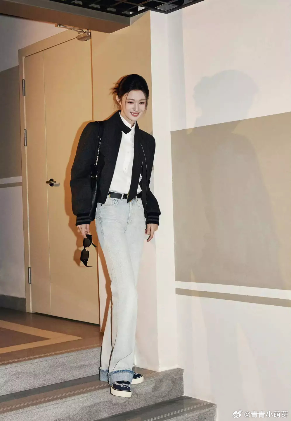 青青娱乐王楚然启程巴黎时装周 冷飒造型走路带风 