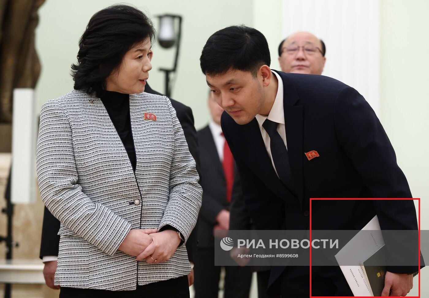 朝鲜外相崔善姬在访问俄罗斯与普京会面时，其随行人员手持的一份文件被俄罗斯记者拍下