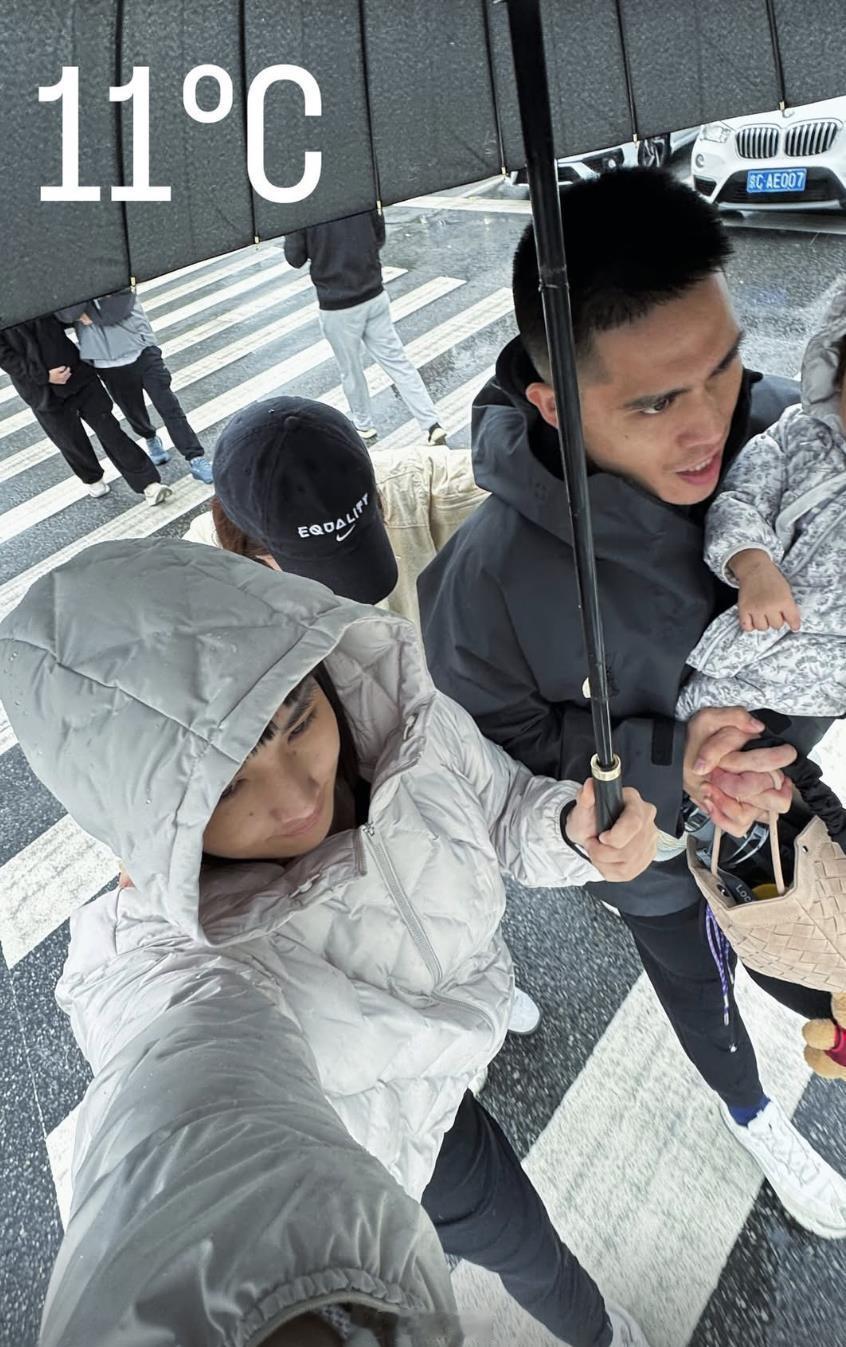 北京首钢 媳妇跟孩子已经在中秋那天来到北京和阿基相聚，这两天的北京正好下雨降温[