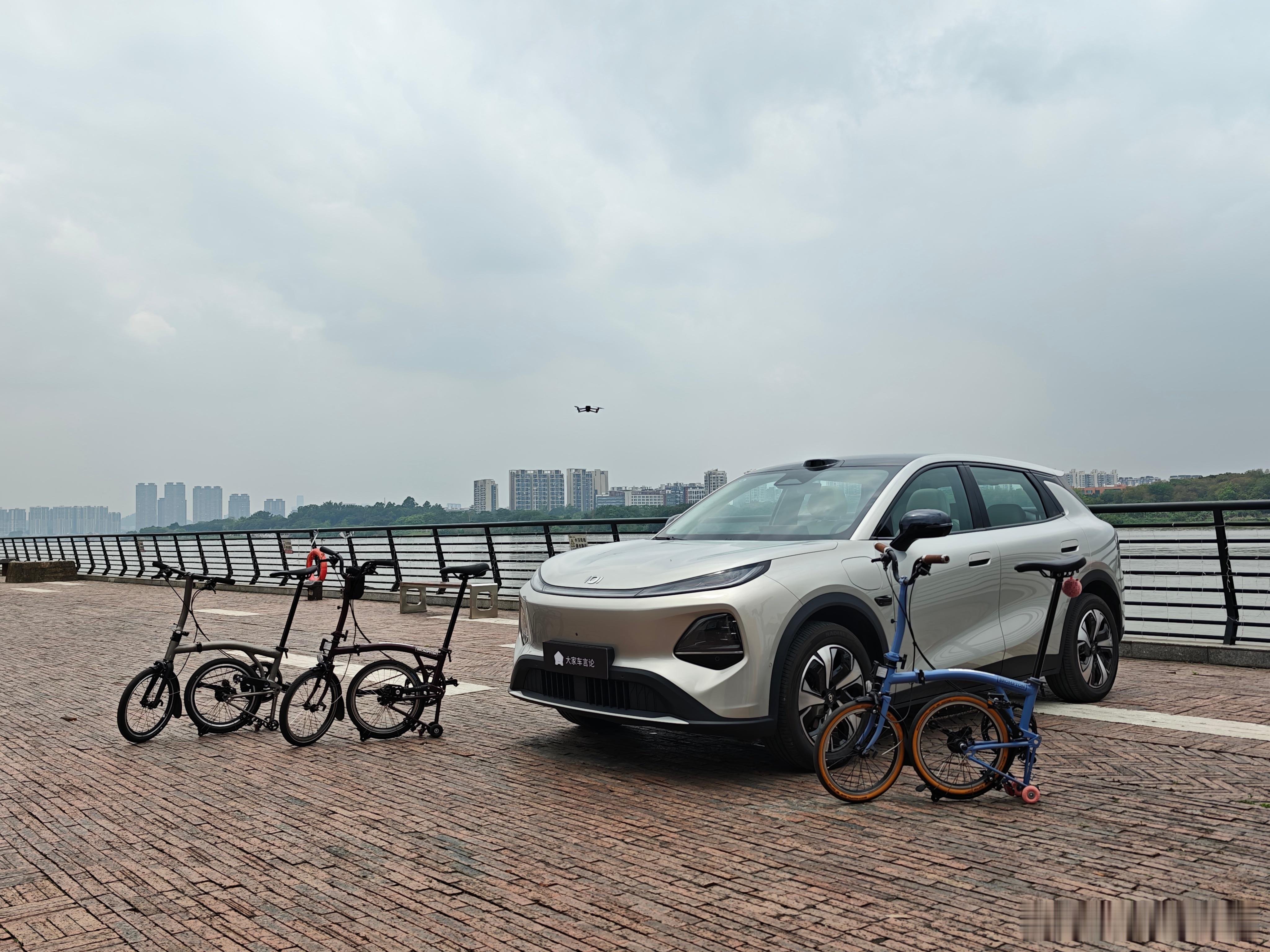 和夫妇约个聚会，没想到一车能装下三个人的小布