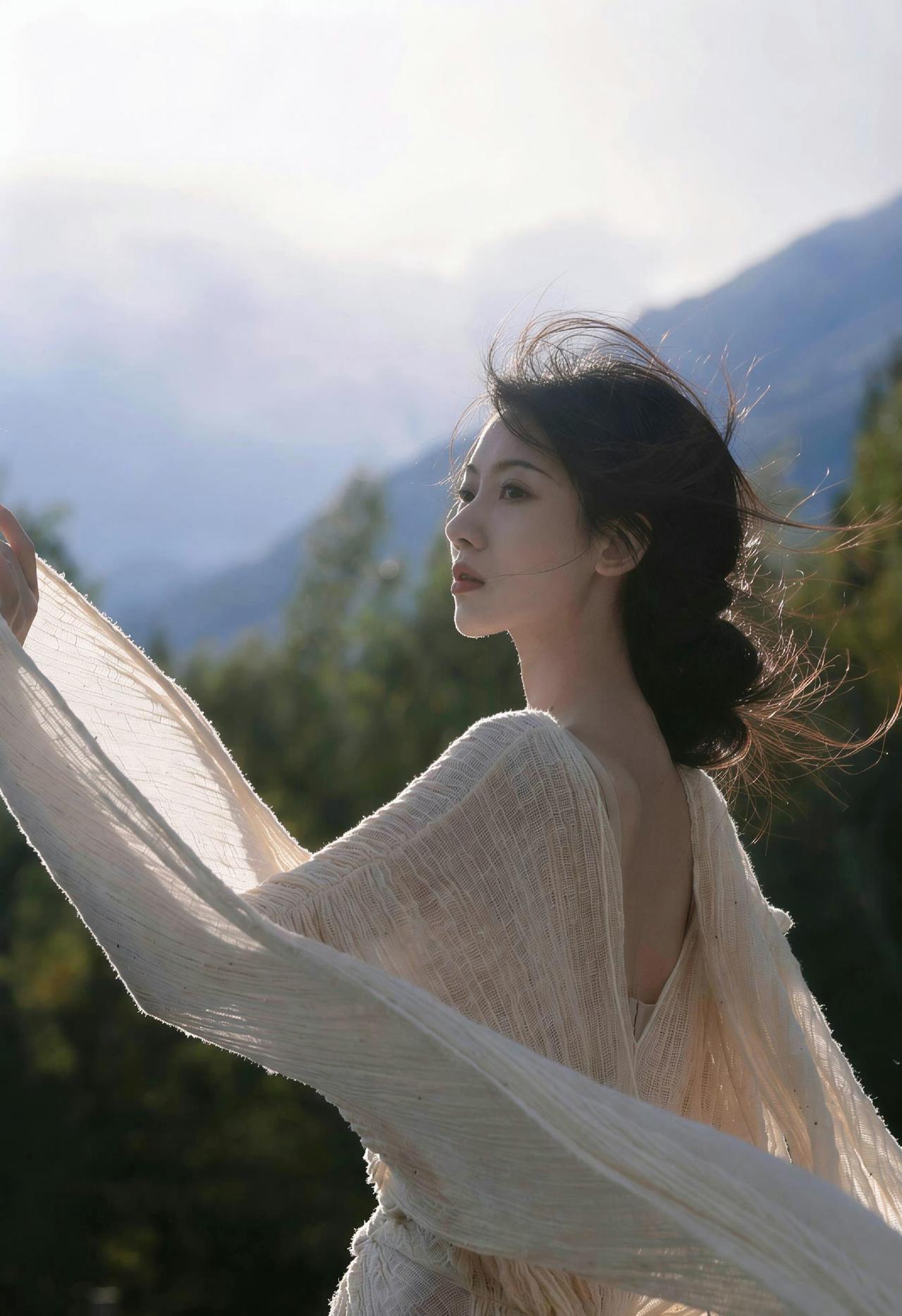 风掠过山野，裙摆扬起自由的弧度。

与草木、繁花、落日相拥，让灵魂挣脱束缚，在天