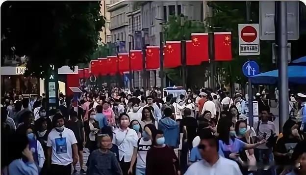 14亿国人带不动消费？根本不是没钱，是普通人不敢花、没钱花
 
为何14亿人口拉