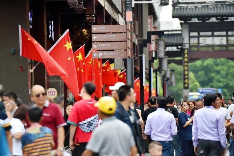 跟团游遇冷，旅行社的出路在哪里？2024年文旅市场超火，前二季度国内出游人次达2