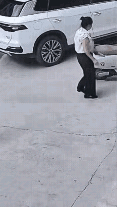 这个女子是一个爱贪小便宜的人，当着孩子的面，做出这种顺手牵羊的事情，在潜移默化中