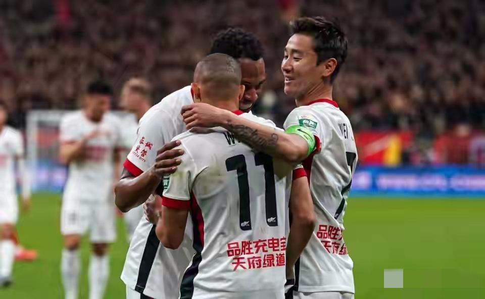 成都蓉城今年拿不到联赛冠军，球队阵容短板太明显了……！

川渝德比，成都蓉城在2