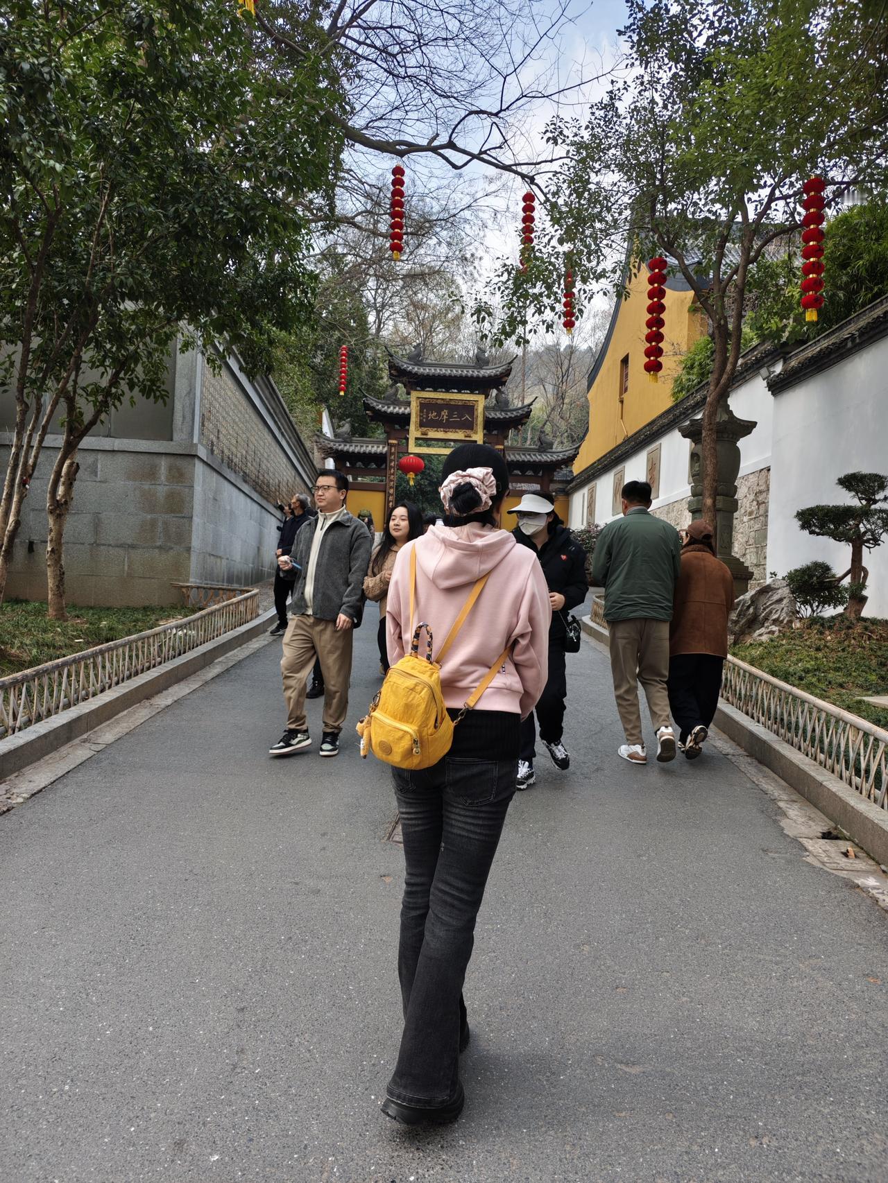 我在杭州法喜寺的黑板上看到这样一句话：人生匆匆几十年，身外之物不可贪。慈悲喜捨增