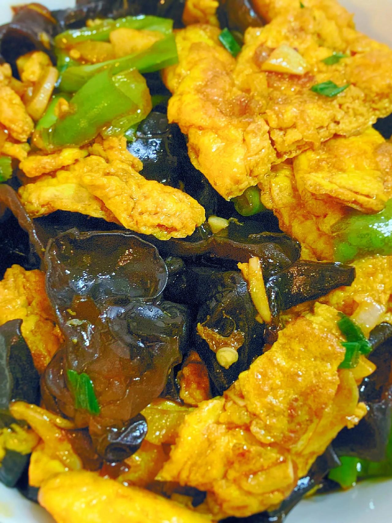 5分钟搞定鲜美可口，好吃不胖的下下饭菜！
做法：
1、鸡蛋加少许盐打匀；
2、调