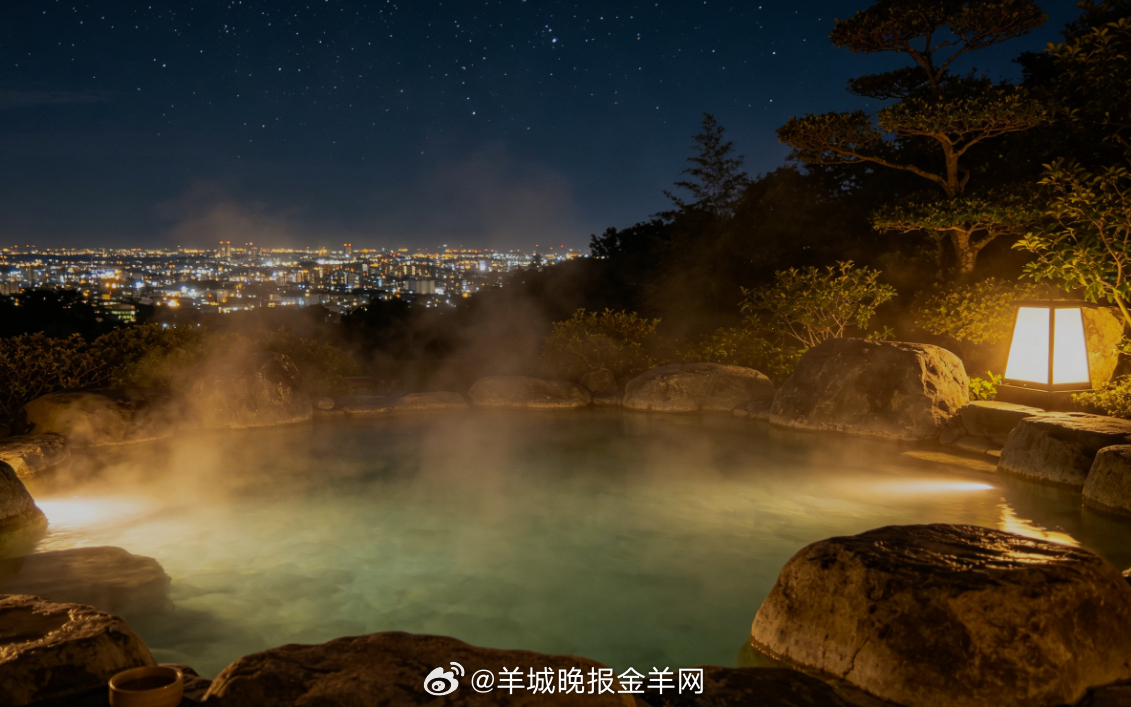 #晚安# 静坐在氤氲暖意的温泉旁，水汽轻轻缭绕，晚风温柔拂面。远眺山下万家灯火次