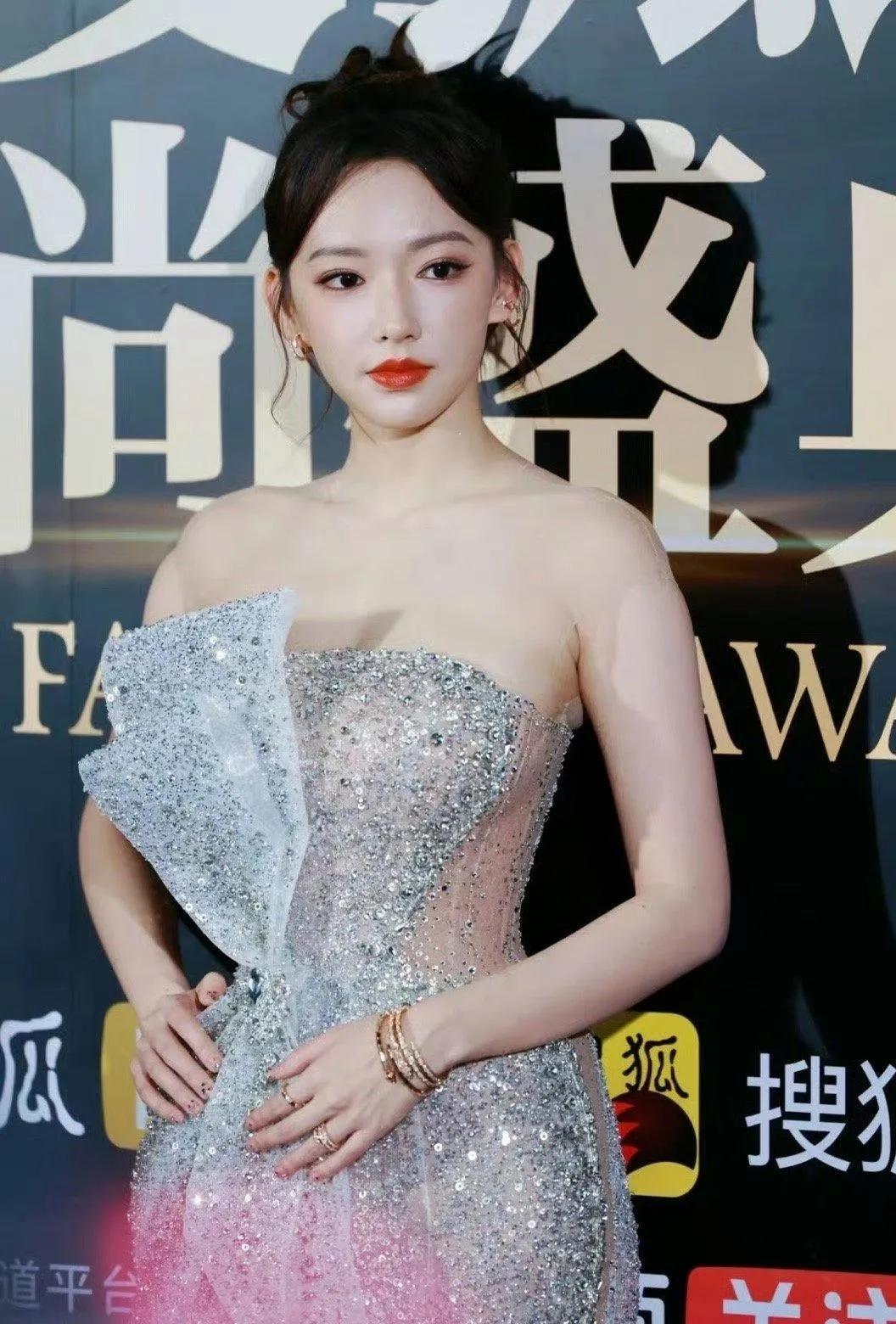 程潇的闪钻长裙，把红毯焊成了自己的主场！
 
一袭渐变闪钻长裙，完美勾勒出她的曼