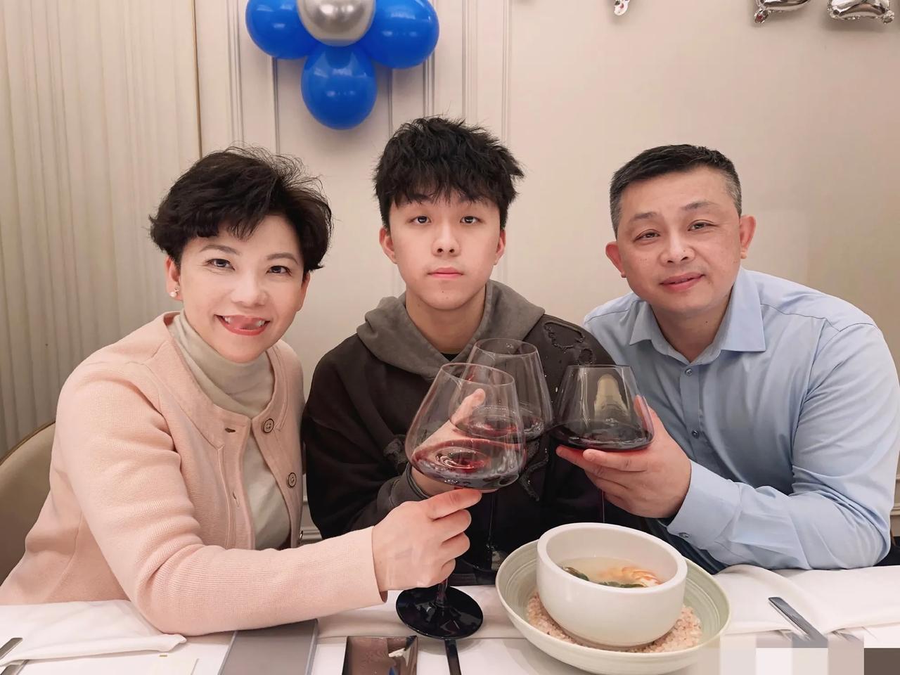 世界冠军邓亚萍发文为18岁儿子庆生，并分享了一家三口的合照。照片中，一家三口共同