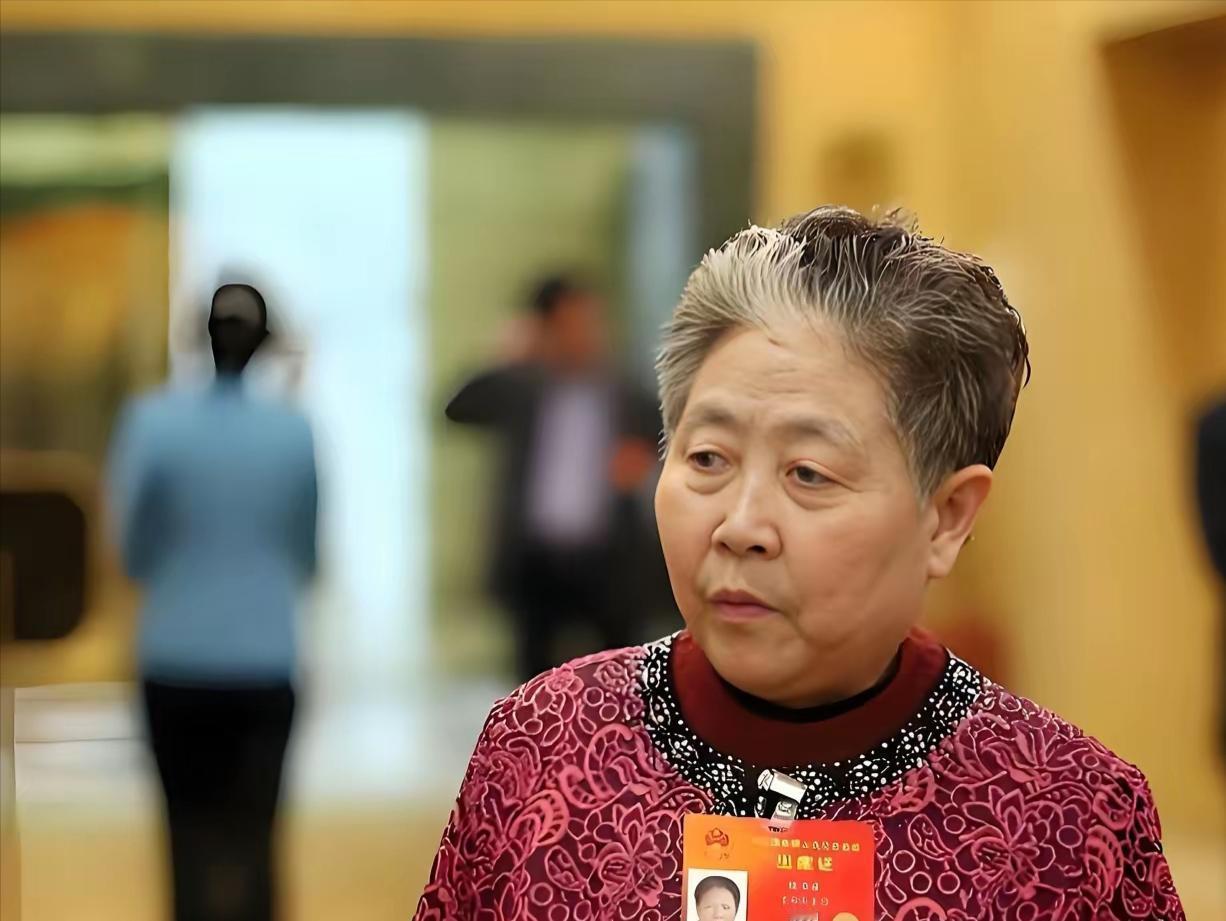 [太阳]2018年，记者问老干妈的创始人陶华碧:“老干妈为什么一直用这家玻璃厂的