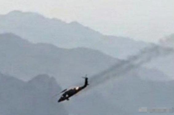 黑鹰再次坠落！

这就是恶性循环了，前两名飞行员还没找到，又要去搜救直升机的两名