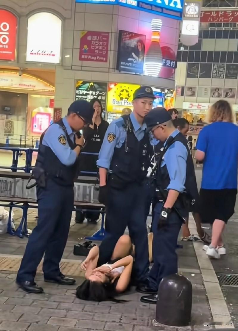 发酒疯了，抬走了，可能里面扔出来的，然后麻装上车拉车
丢死人了，喝不了就别喝， 