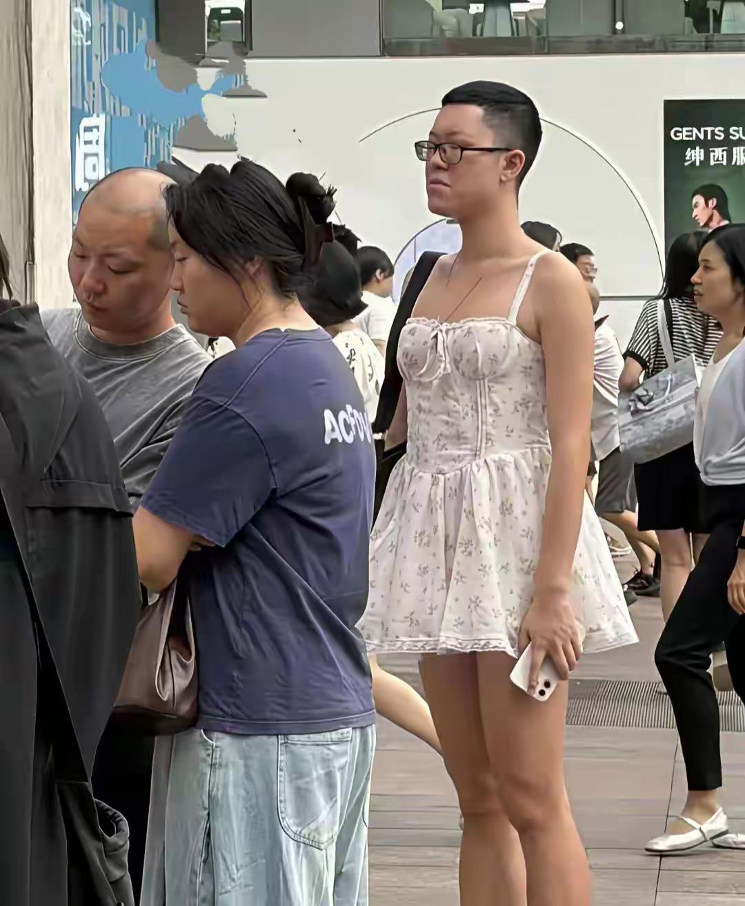 这个男人真是变态狂，羞耻二字都不知道了，