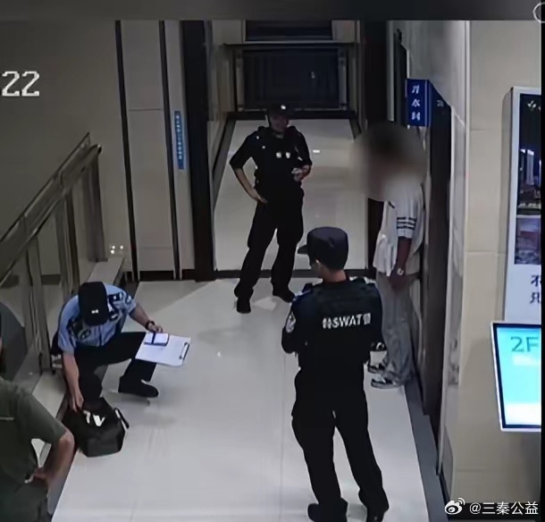 8月26日18时40分许，浙江衢州开化县政务大厅上演离谱一幕：两名男子偷偷潜入，