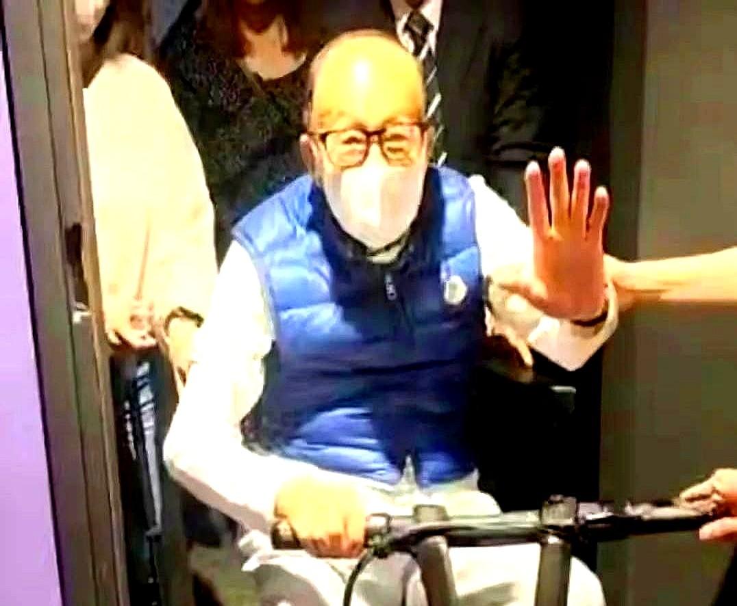 李嘉诚走了，不是回新加坡，也不是回香港，而是去看五月天的演唱会。

有时候真觉得