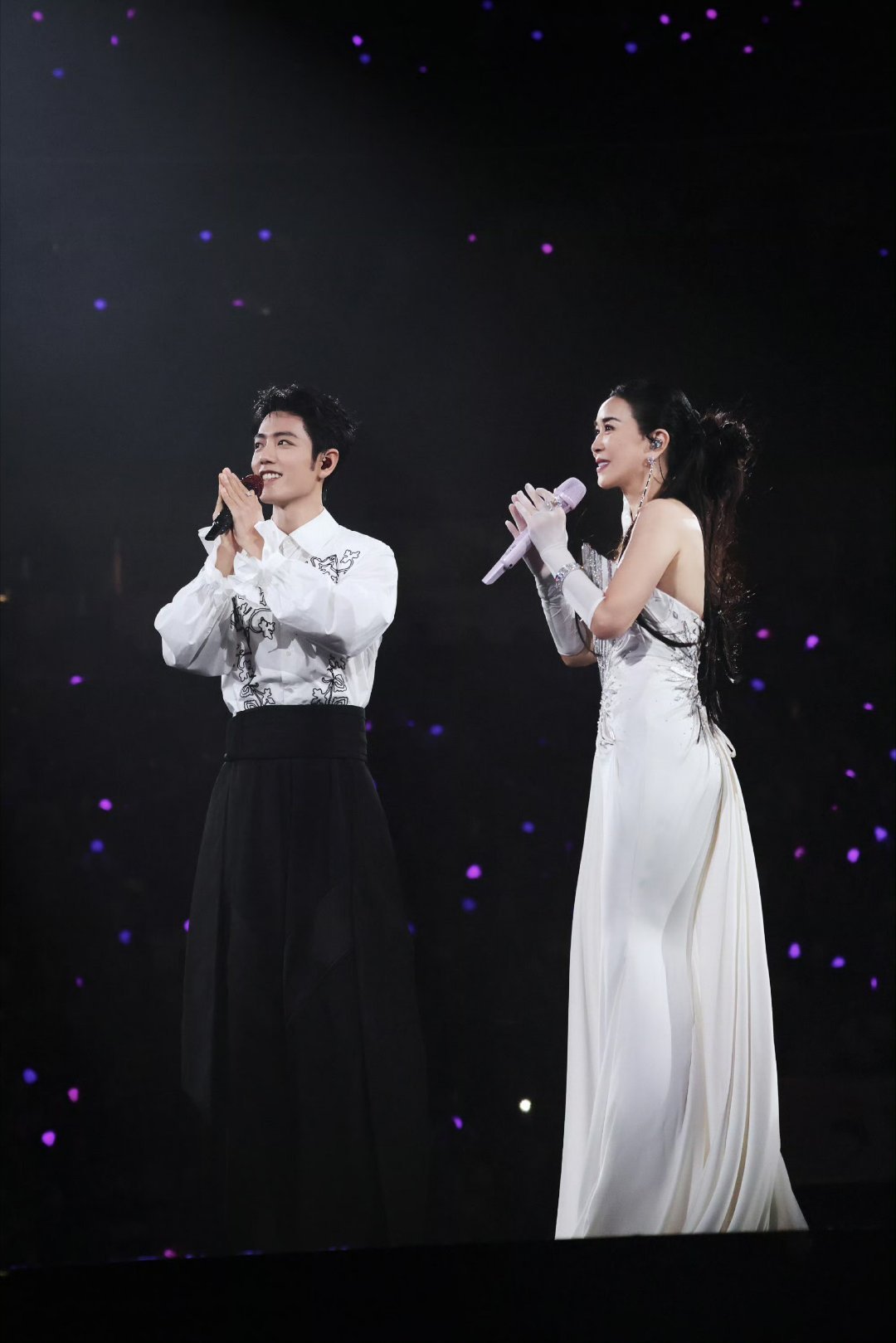 肖战肖战去谁的演唱会就穿谁的官周衣服  “回响翻涌，聚光起落” 是场馆内喧嚣声浪
