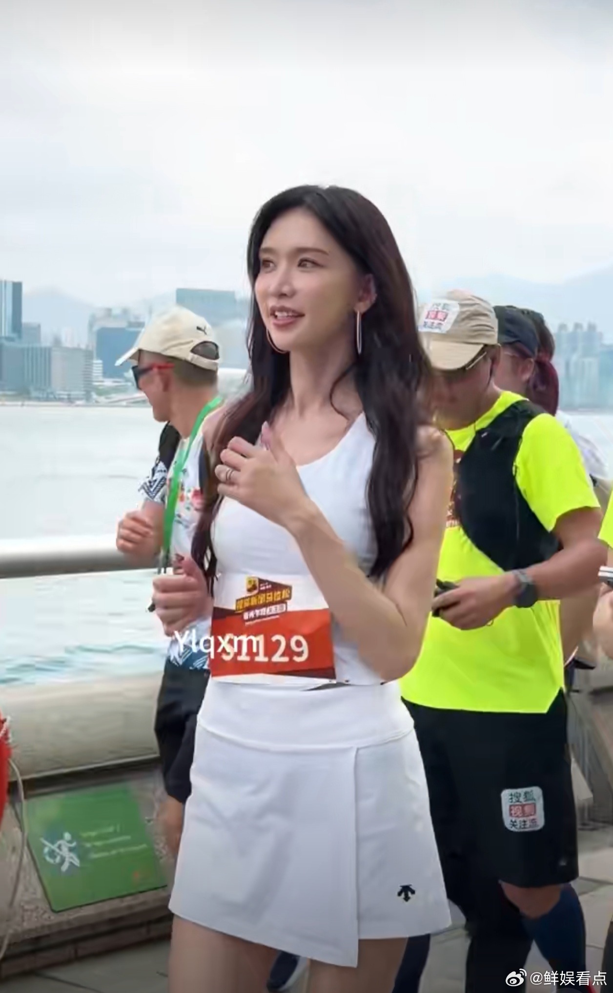 论自律与美丽如何完美结合？请看林志玲的马拉松现场。跑出健康，更跑出了顶级时尚表现