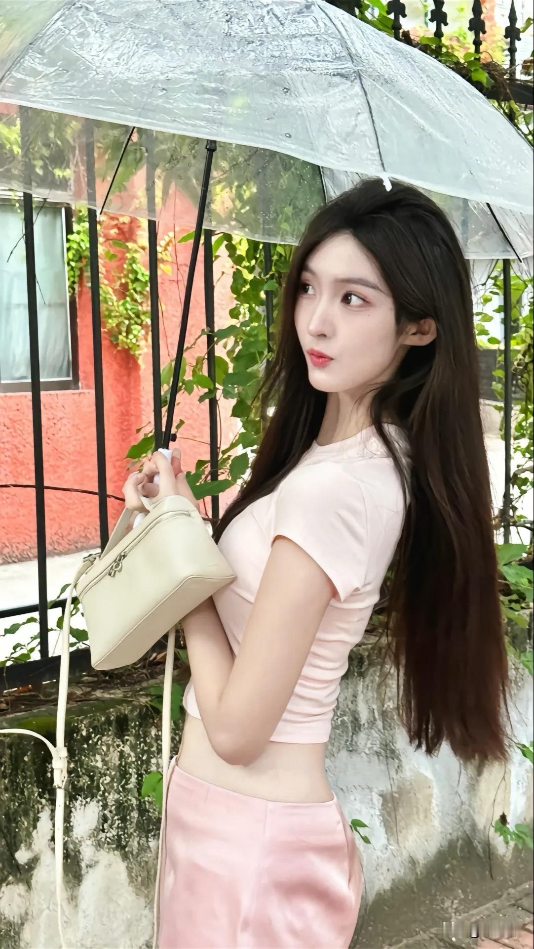 雨中撑伞立，风里倚栏看。