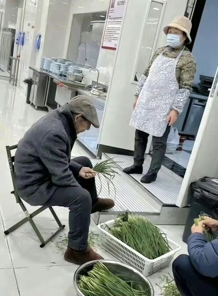 刘强东父母现身京东食堂做饭刘强东送外卖，其父母也在京东食堂做饭与员工合影。感觉真