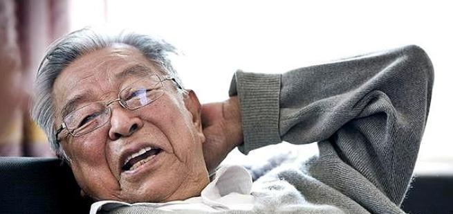 1994年，褚时健伸手拉了濒临倒闭的延安卷烟厂一把；二十多年后，他出狱种橙滞销，