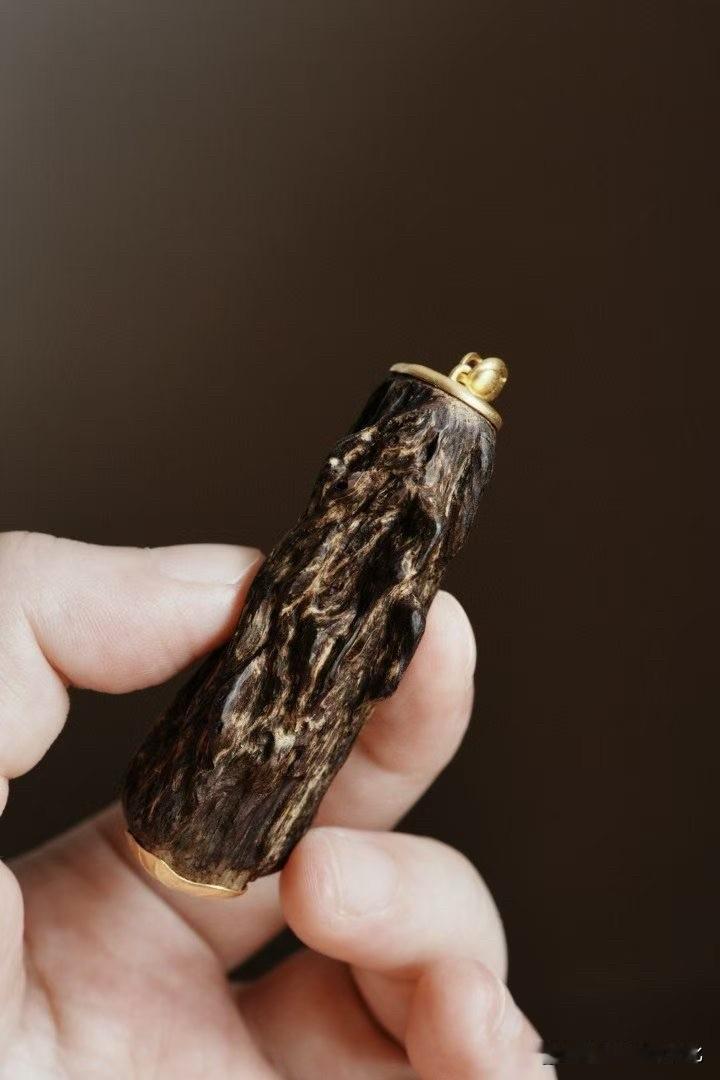 有些沉香，不需要修饰太多。

这件文莱软丝老料，
表面布满天然瘤疤与油线，
不规