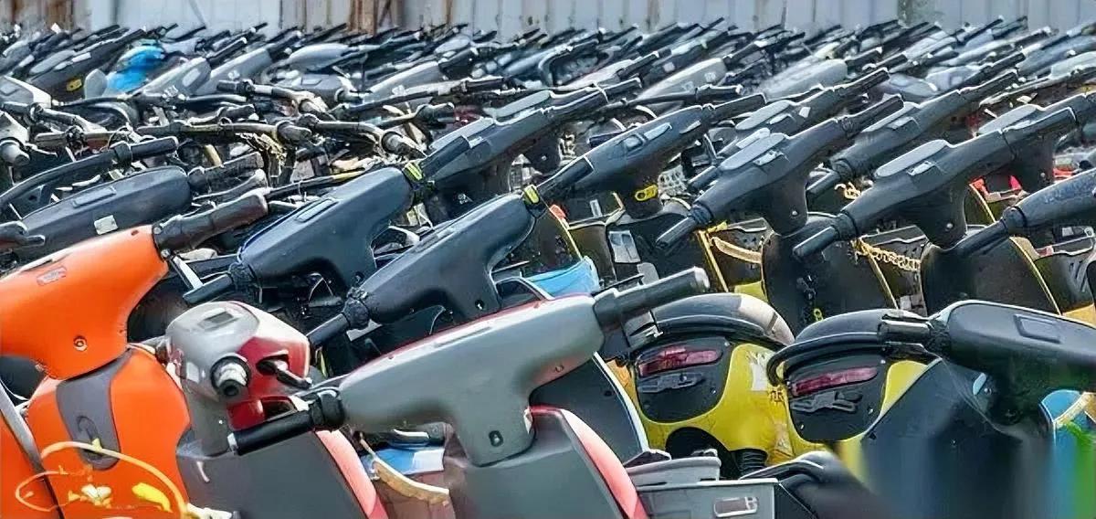 电动车又被限？别急！

背后藏着你不知道的逻辑

为啥总盯着电动车下手？说白了，