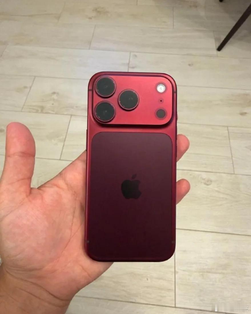 你的iPhone 18 Pro变色了吗？这段时间小雷刷小红书，又看到了很多吐槽刚
