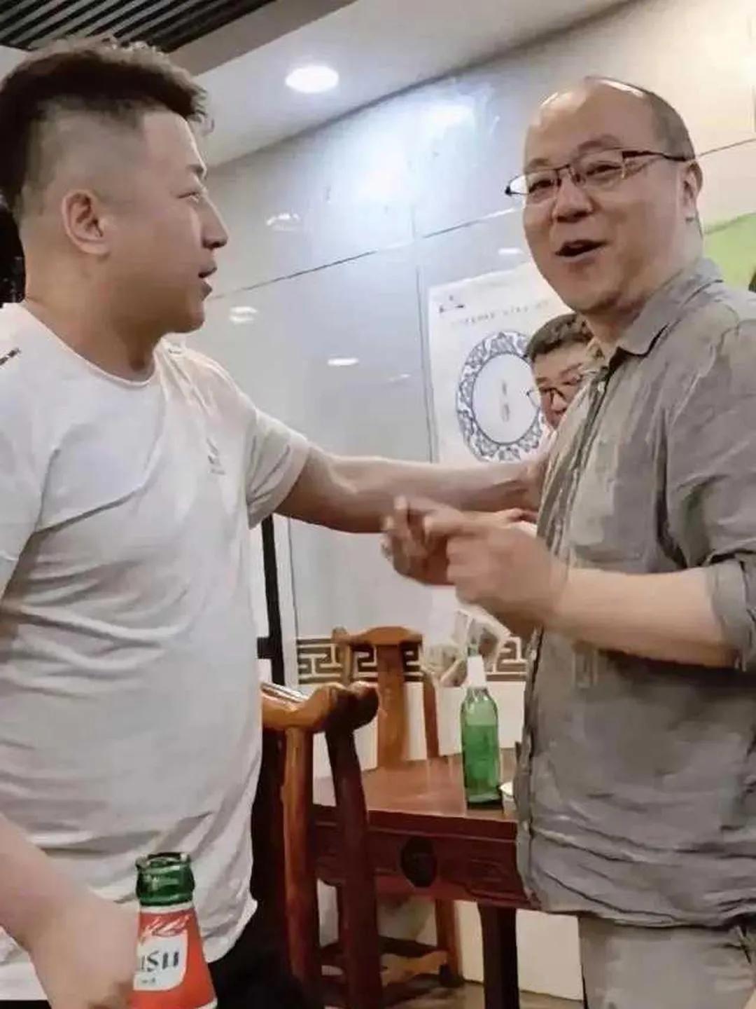这还是那个狂浪不羁的窦唯吗？秃顶、肥胖、不修边幅，这样的窦唯太潇洒了，曾经的音乐