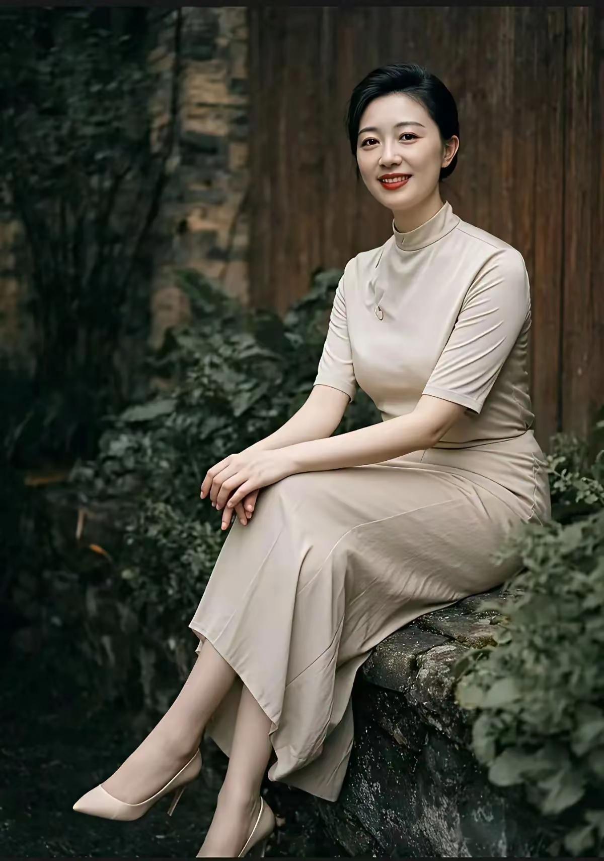 水仙子·浅米色裙之韵
浅米罗裳映青苔，
幽态佳人踏径来。
柔风拂袂花姿摆，
溪边