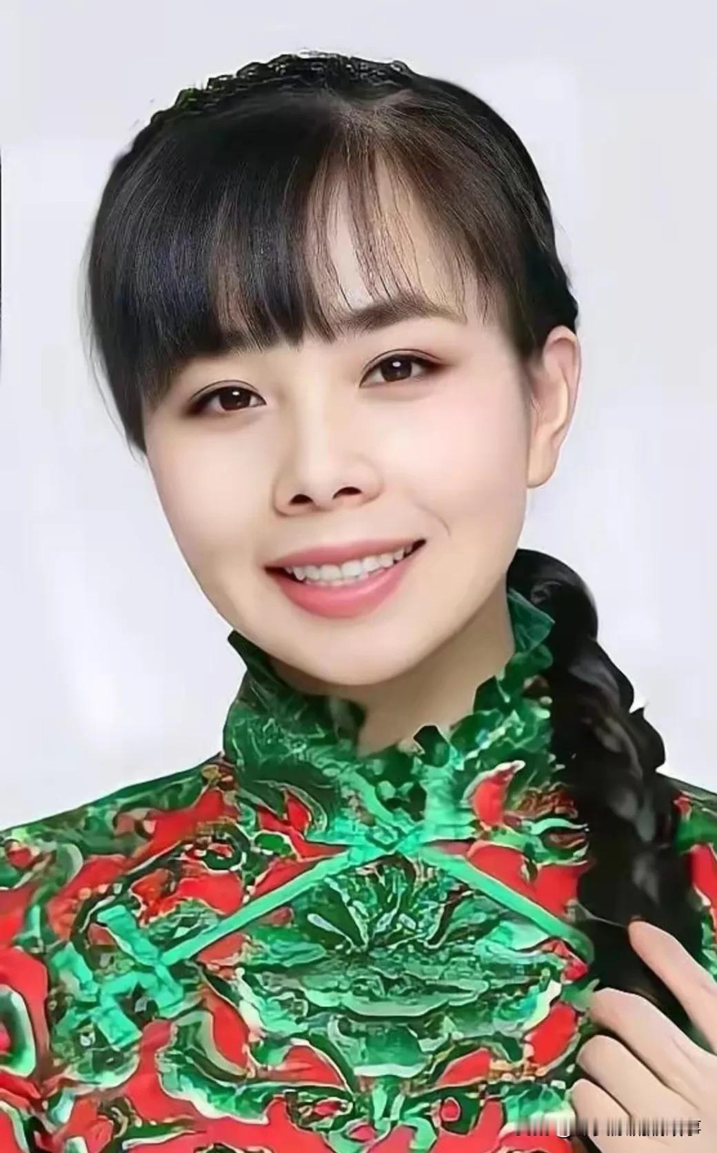 2007年，王二妮在星光大道上凭借一曲《山丹丹开花红艳艳》迅速崭露头角，自此以后