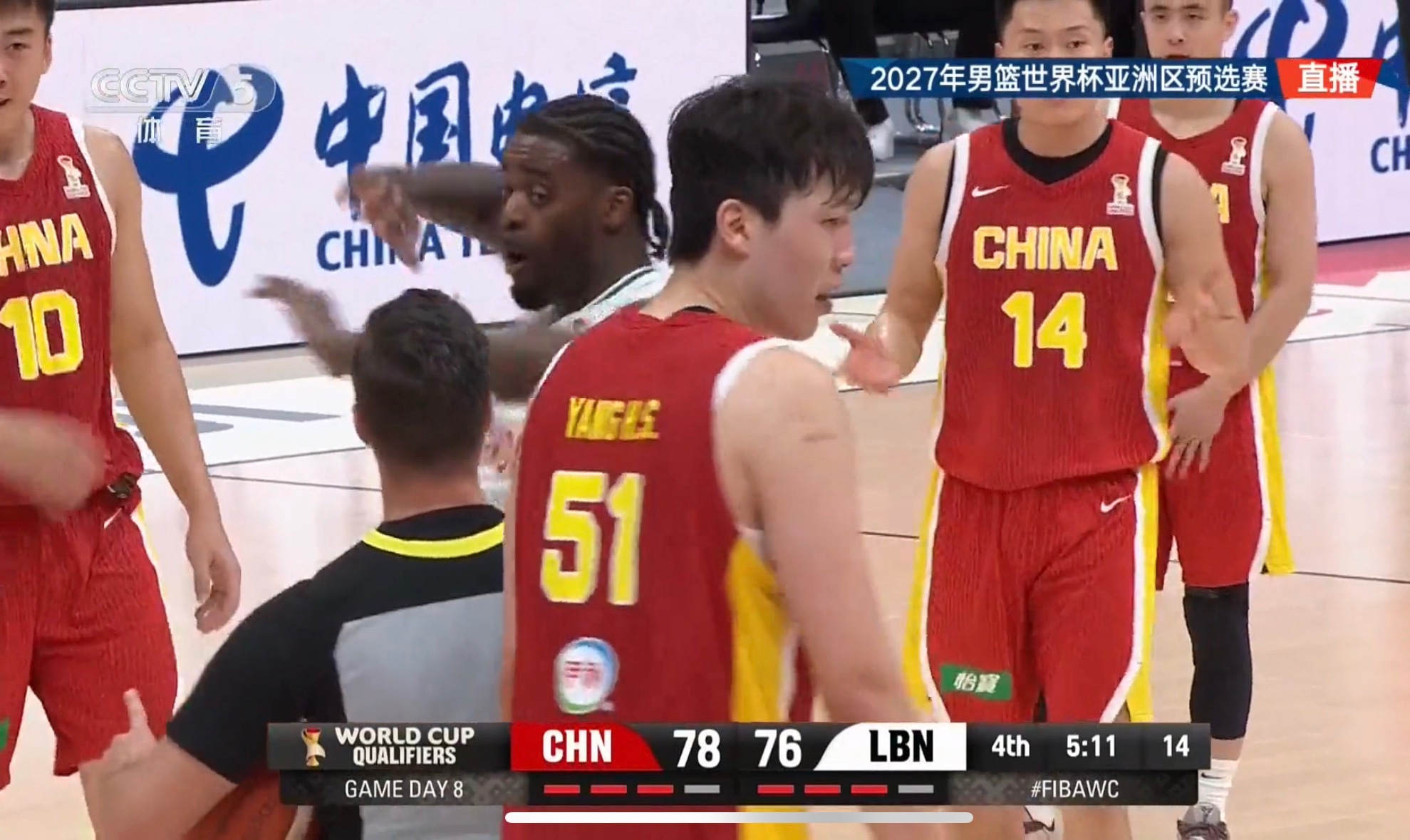 这哥们对着杨瀚森抱摔，裁判才犹豫的给了普通犯规，无法无天！中国男篮vs黎巴嫩男篮