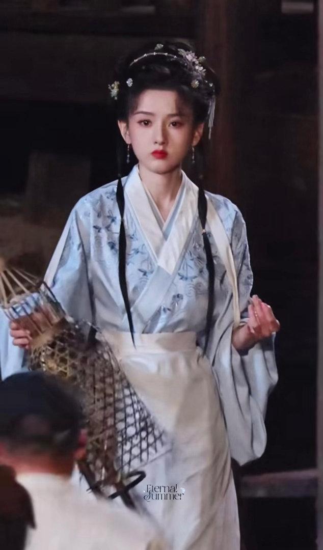 宋祖儿演我加班的样子 谁懂这路透的代入感！宋祖儿皱着眉低头专注干活，满脸都是“不