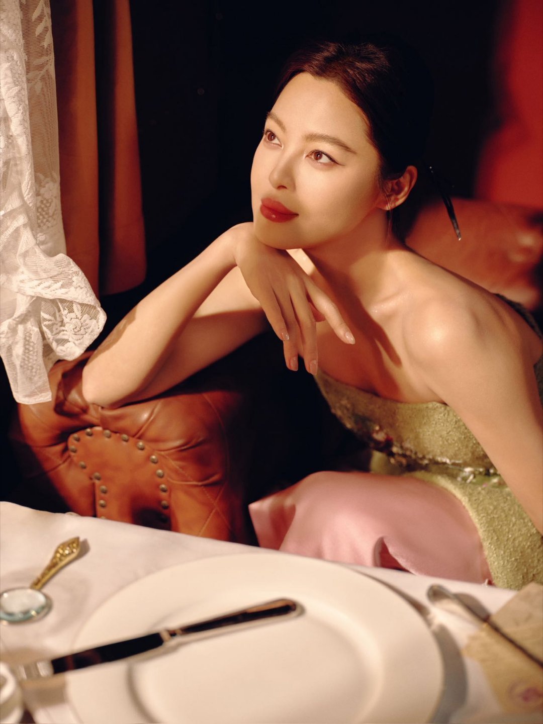 辛芷蕾新中式贺岁大片 青桃垫绣礼服撞色粉裙，复古车厢里的东方美学，适配春晚新春茶