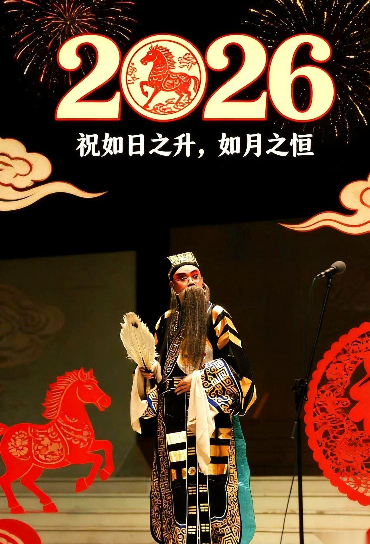 刷到一个大哥的扮相，一身行头，那个眼神…我愣了三秒。
第一反应是，嚯，地道！
第