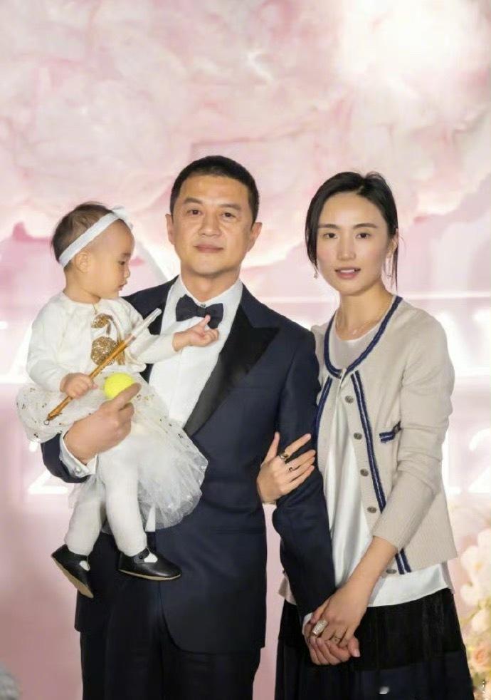 李亚鹏离婚从2022年结婚生女，到街头被拍一家三口逛超市的温馨画面，再到如今以相