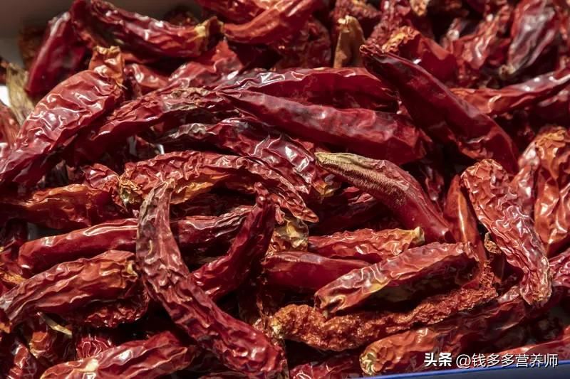 【炒菜前多看一眼，这一动作可能救你一命！】

炒菜时顺手抓一把干辣椒丢进油锅——