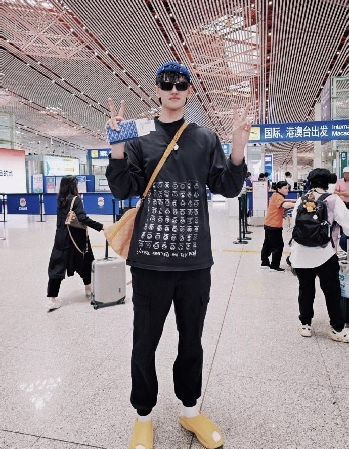 曾凡博启程前往德国，开启康复训练之旅。
此次赴德，源于他在 CBA 季后赛的意外