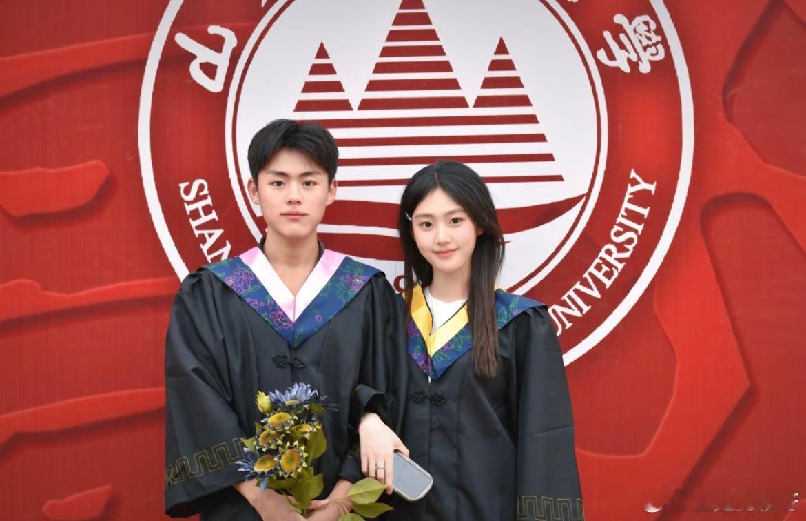当初一起走进学校，现在一起走出学校。 ​​​
