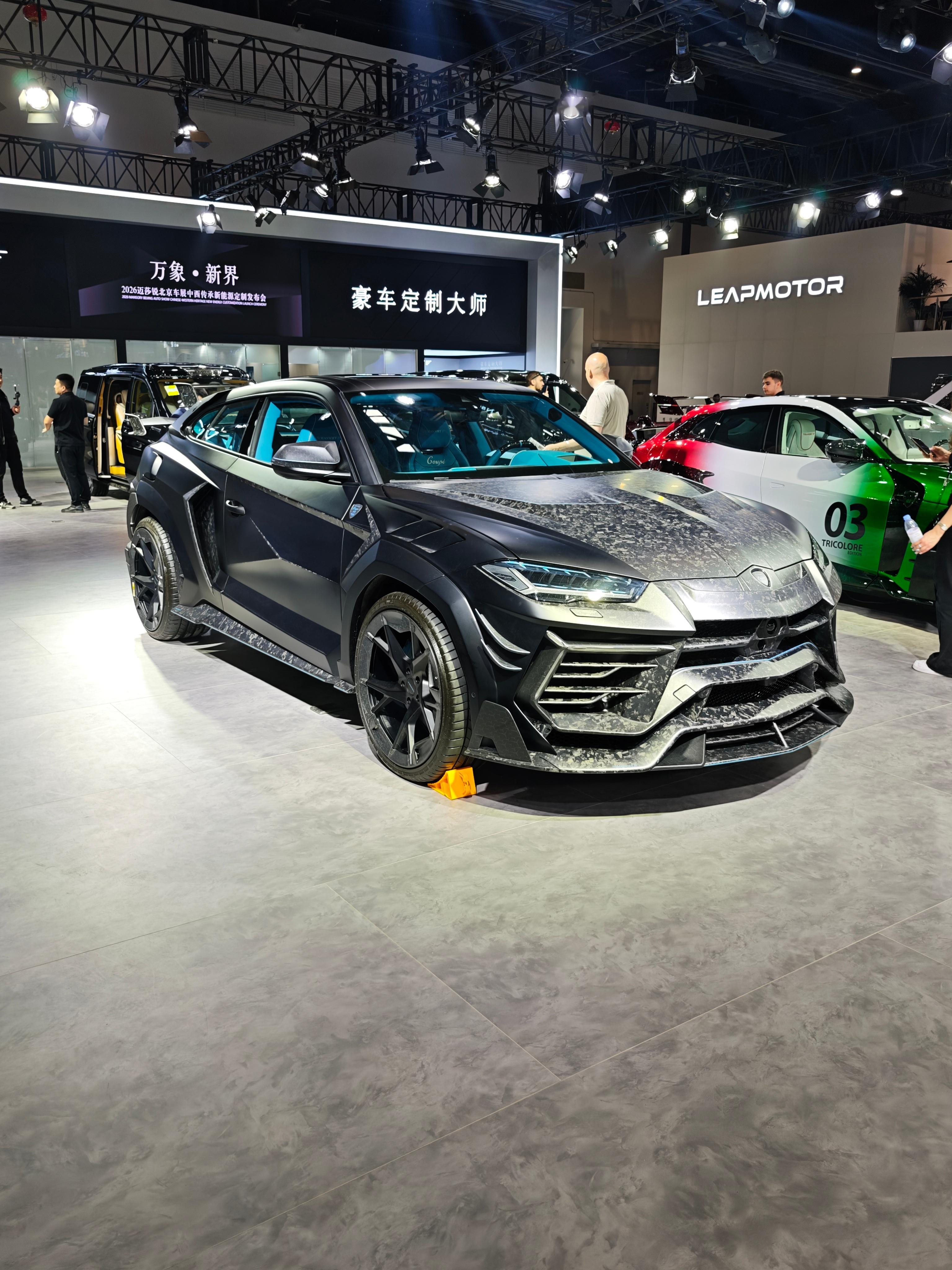 两台满碳怪兽FUV应该是整届车展第二贵的车，售价1888万2026北京车展