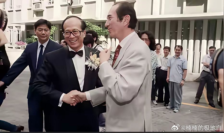 早年，李嘉诚大儿子李泽钜大婚时，赌王何鸿燊亲自到场祝贺，李嘉诚热情相迎。 ​​​