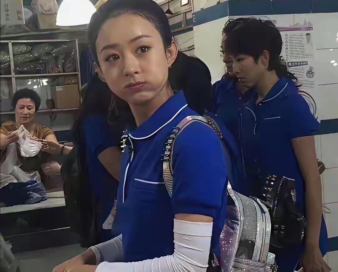 如果没有进娱乐圈，
她只是一个清秀可爱的小姑娘吧。
前阵子赵丽颖身体不适临时叫停