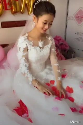 我们村那个相亲6年的小伙结婚了
彩礼是30万，村里盖了一套房，城里买了一套房，要