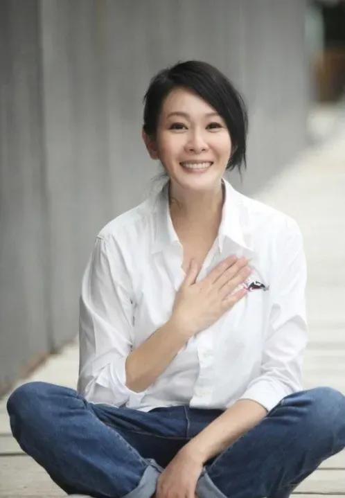 2011年，刘若英嫁给了身家68亿的富商钟小江，婚前刘若英约法三章：可以同居但必