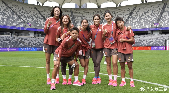 王霜晒中国女足合影照 中国女足亚洲杯首轮比赛即将开赛之际， 晒出多张中国女足全家