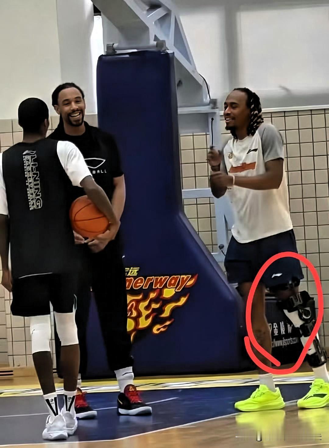 广东男篮外援麦考尔腿伤蛮重哦！
照片看，已经戴上器械腿固定，恕我直言，并预测，没