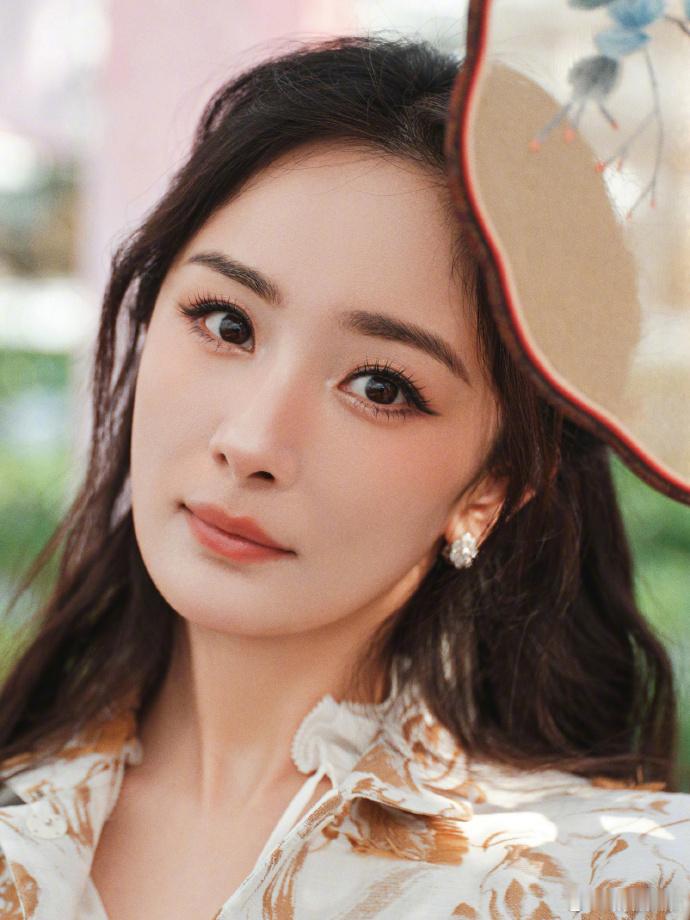 杨幂与大自然亲密对话   杨幂草莓味甜心 杨幂在自然间的每一个神态、每一个动作，