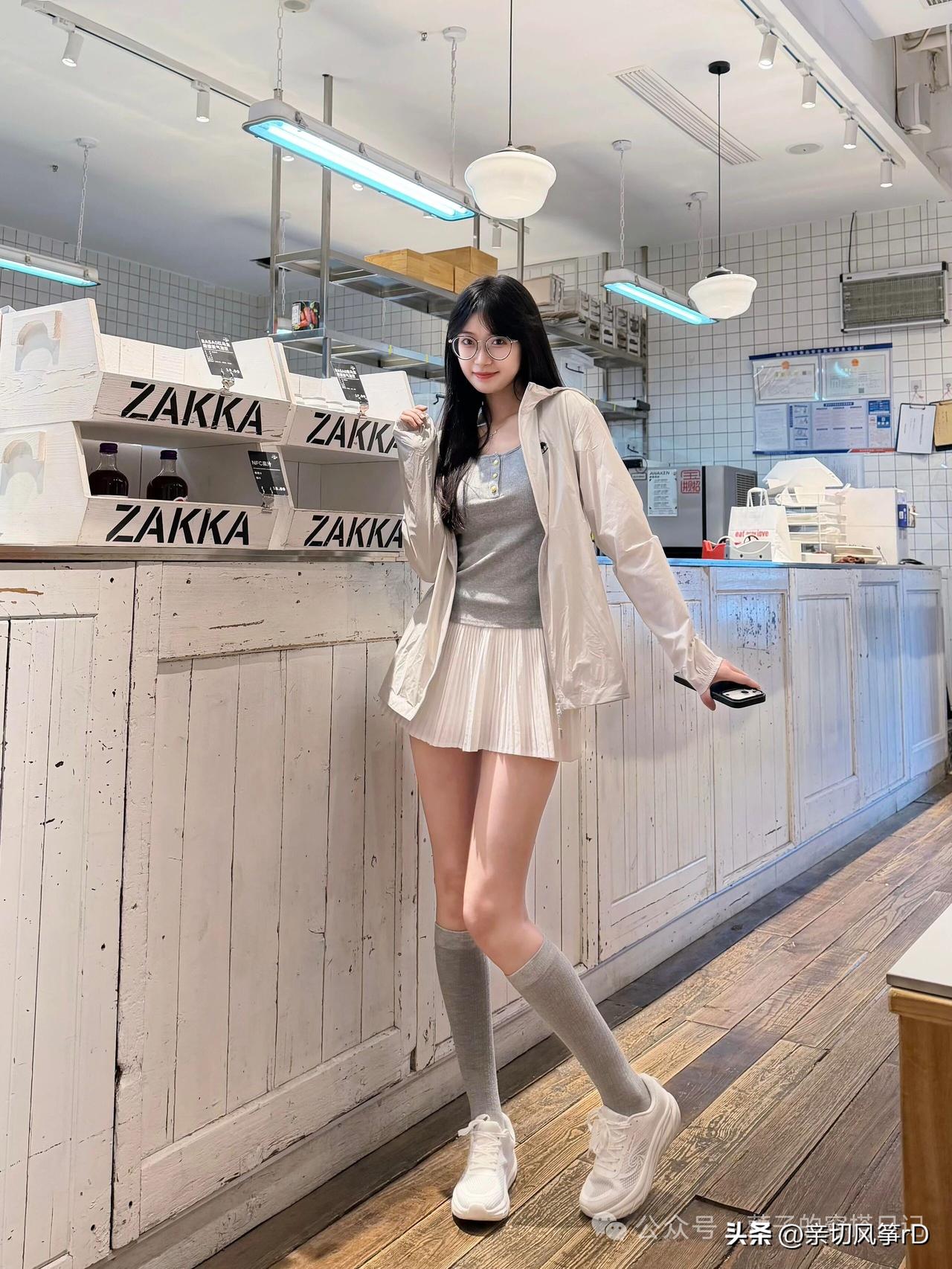 元气少女在ZAKKA咖啡馆打卡，甜美穿搭get！📸💕小众咖啡馆穿搭 咖啡馆穿