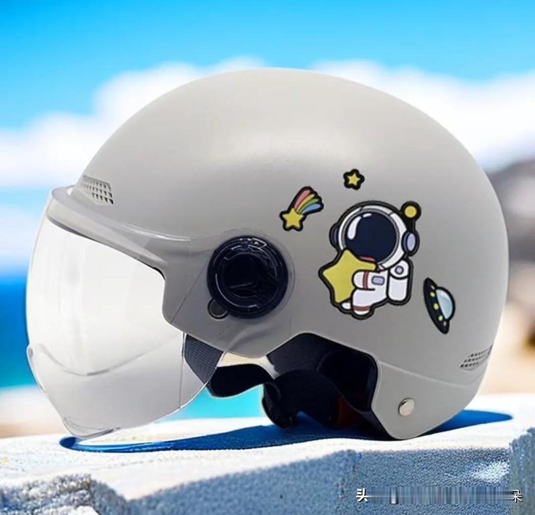 我完全同意骑电动车必须佩戴安全头盔的规定。这一要求不仅是基于科学研究和事故数据的